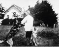 Trotzki mit seinen Hunden vor der Villa Les Embruns
