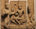 Varuna mit Varunani auf einem Krokodil-Makara  Basaltstatue, datiert auf das 8. Jahrhundert AD 