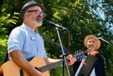 Musik verbindet: Dirk Beitermann (vorn) und sein Bruder Jan Löchel ergänzten sich mit Gesang, Gitarre und augenzwinkernd
