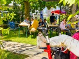 Im schattigen Innenhof genossen Bewohner, Angehörige und Gäste das Sommerfest in entspannter Atmosphäre.