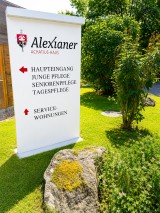 Ein Wegweiser mit Symbolcharakter: Im Achatius-Haus liegen Tagespflege, Seniorenpflege, Junge Pflege und Servicewohnunge