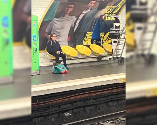 Plakatkleber in der Metro
