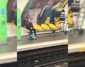 Plakatkleber in der Metro