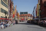 Tausende säumten die prachtvoll geschmückten Straßen