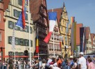Dinkelsbühl im Fahnenmeer des 76. Heimatfestes der Siebenbürgen Sachsen. 